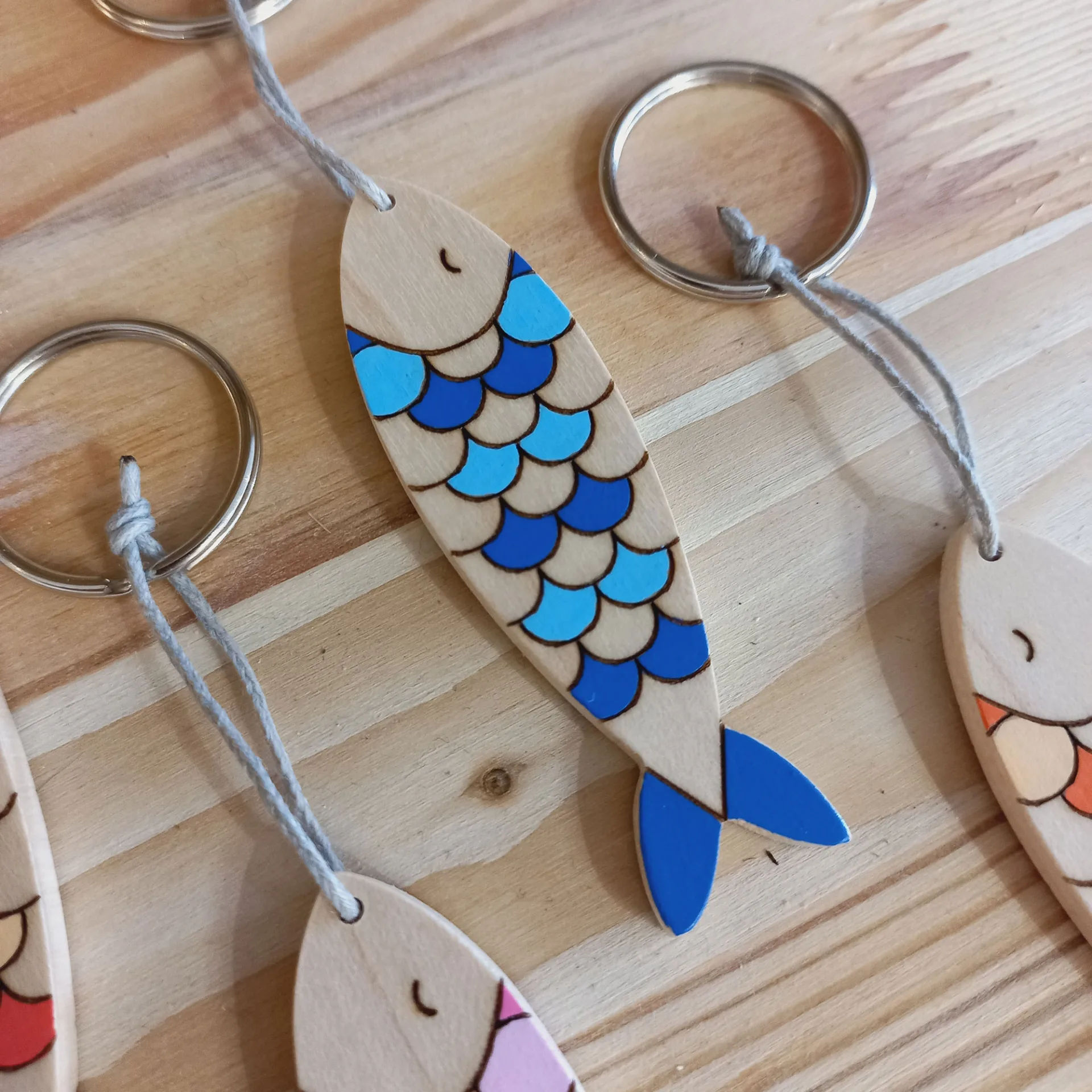 Porte clé sardine - bois d'érable - FAB-FABRIK - Saint-Malo Couleur : bleu