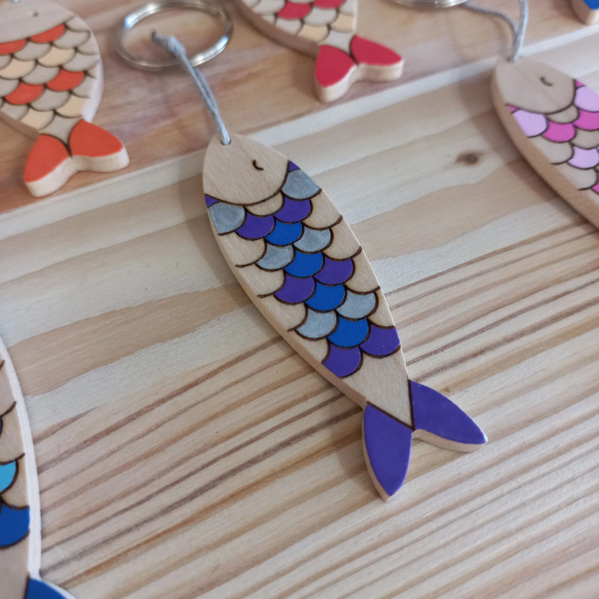 Porte clé sardine - bois d'érable - FAB-FABRIK - Saint-Malo Couleur : violet / argent / bleu